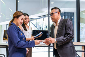 What To Put On Business Cards: 7 Ideas to Impress Your Contact